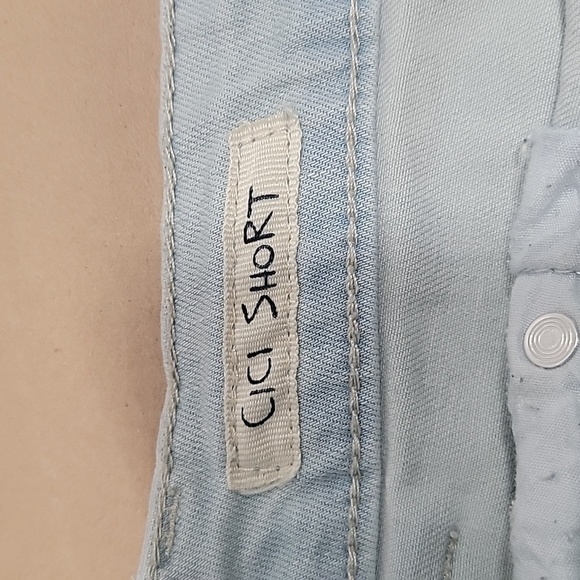 Hot Kiss CiCi Short, Size 9, Light Wash, Distressed, Button Fly, EUC - Picture 4 of 9